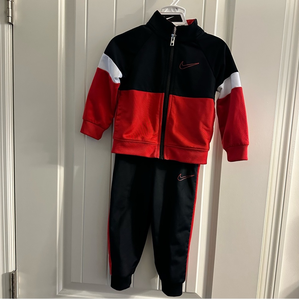 Nike 2 piece set. Size 18 months.